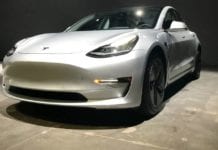 Resultados da Tesla impulsionam ações e Wall Street. A empresa foi a única do setor que reduziu o preço de seus veículos para a população Tesla Lança Sedan Elétrico de U$35, Mil Vendas Apenas Online