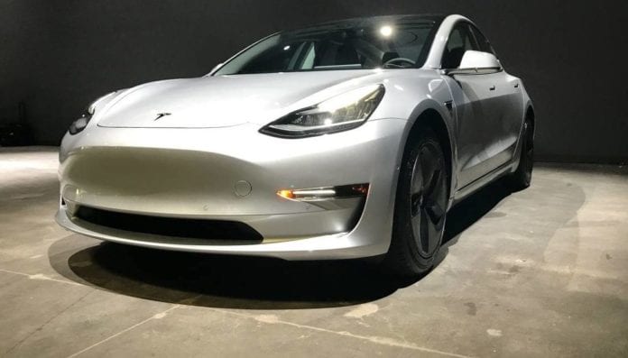 Tesla Lança Sedan Elétrico de U$35, Mil Vendas Apenas Online