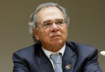 Ministro da economia pede a empresários que mantenham a economia respirando Ministro da economia pede a empresários que mantenham a economia respirando