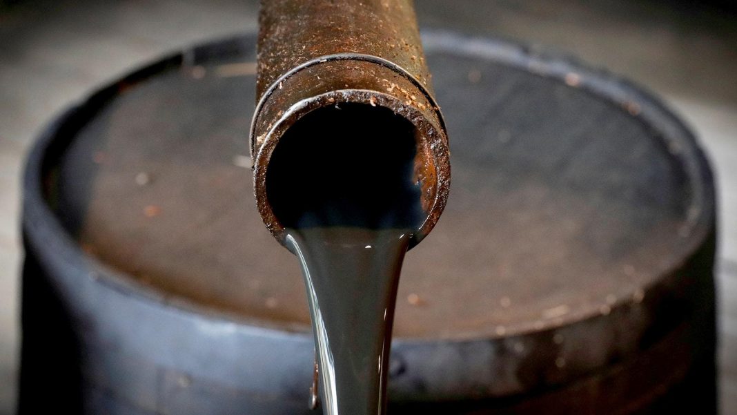 Petróleo tem quinta alta consecutiva desde julho e sobe 20%