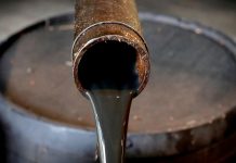 Tensão aumenta e petróleo sobe quase 3% com possibilidade de participação americana na guerra Petróleo tem quinta alta consecutiva desde julho e sobe 20%