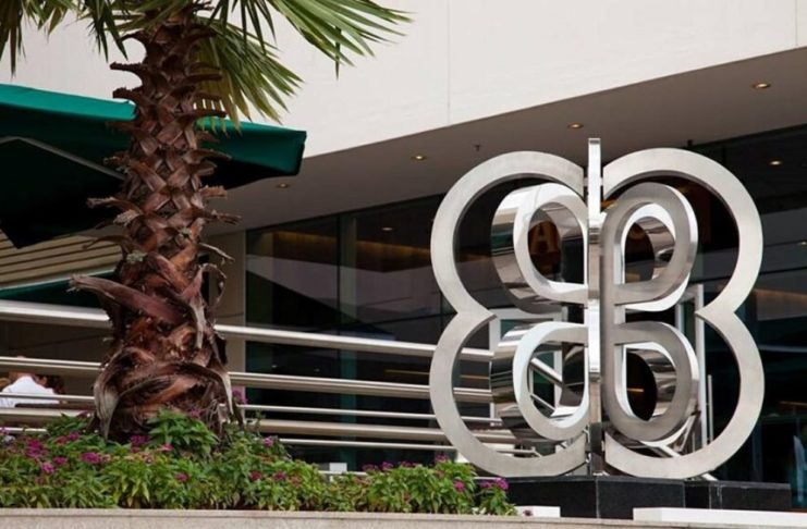 Juros caem e dólar sobe ao maior patamar em 20 dias