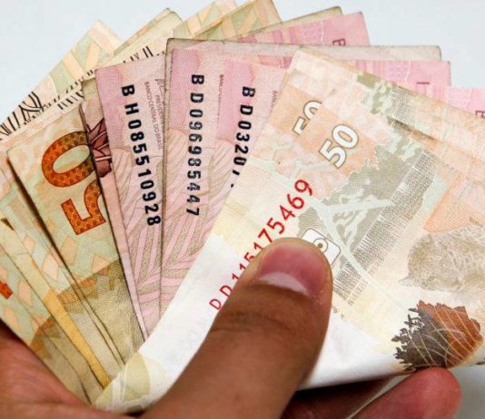 Burocracia e impostos elevados drenam R$ 1,7 trilhão por ano dos brasileiros Dividendos da Petrobras pagos nesta quarta-feira somam R$ 21 bilhões. O valor é referente a primeira parcela da antecipação da remuneração aos acionistas referente ao exercício de 2021, com valor bruto de R$ 21 bilhões, informou a empresa em comunicado ao mercado