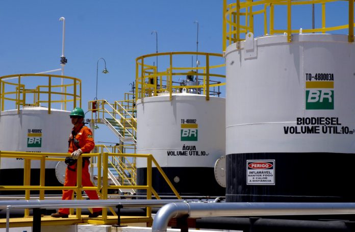 Petrobras supera os 2500% pede demissao