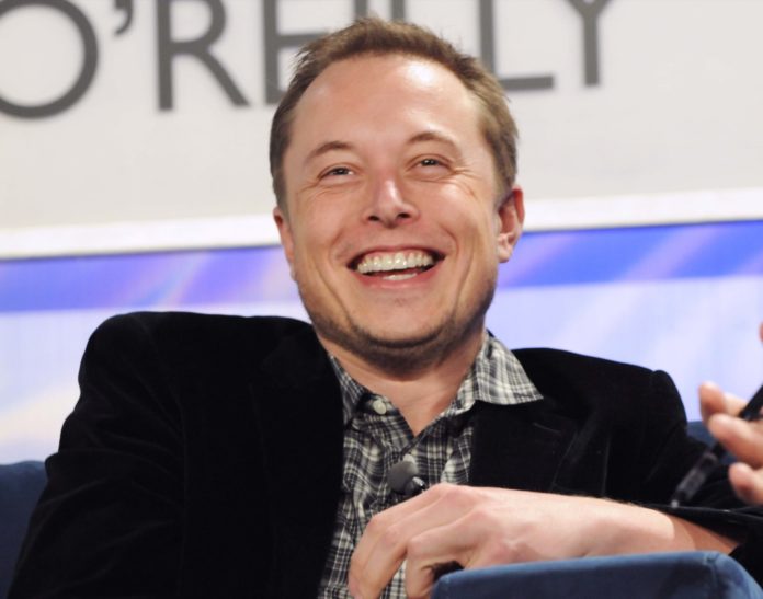 Elon Musk critica Biden Tesla fica fora de reunião com montadoras