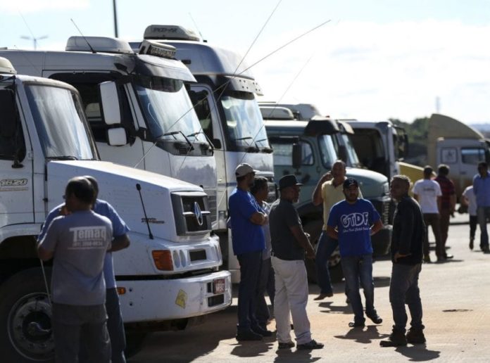 ,Caminhoneiros bloqueiam rodovias e PRF solicita desbloqueio