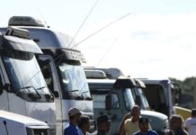 Caminhoneiros bloqueiam rodovias e PRF solicita desbloqueio ,Caminhoneiros bloqueiam rodovias e PRF solicita desbloqueio