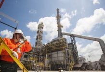 Petrobras tem rating elevado pela Moody´s Petrobras tem rating elevado pela Moody´s. A Moody’s elevou o rating corporativo da Petrobras de Ba2 para Ba1, com perspectiva estável, principalmente devido a um forte desempenho operacional e financeiro da petroleira estatal, assim como “por suas sólidas métricas de crédito”, informou a agência em nota à imprensa