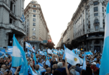 Milei em um ano e meio de governo reduz drasticamente a pobreza deixada pela esquerda na Argentina argentina tem inflação de quase 80%