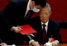 Partido Comunista Chinês mantém controle da China. Ex-presidente é retirado a força partido comunista retirado a força