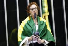 Deputada Carla Zambelli se apresenta à justiça da Itália para resolver sua perseguição política carla zambelli agredida Deputada federal afirma que TSE teve cumprir a