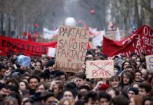 Protestos na França em prol de aumento salarial terminam em confronto França tem nova greve popular contra