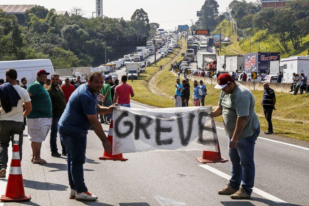 caminhoneiros greve-min