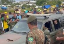 Supostos policiais infiltrados são retirados do QG de Brasília pelo exército Supostos policiais infiltrados são retirados do QG