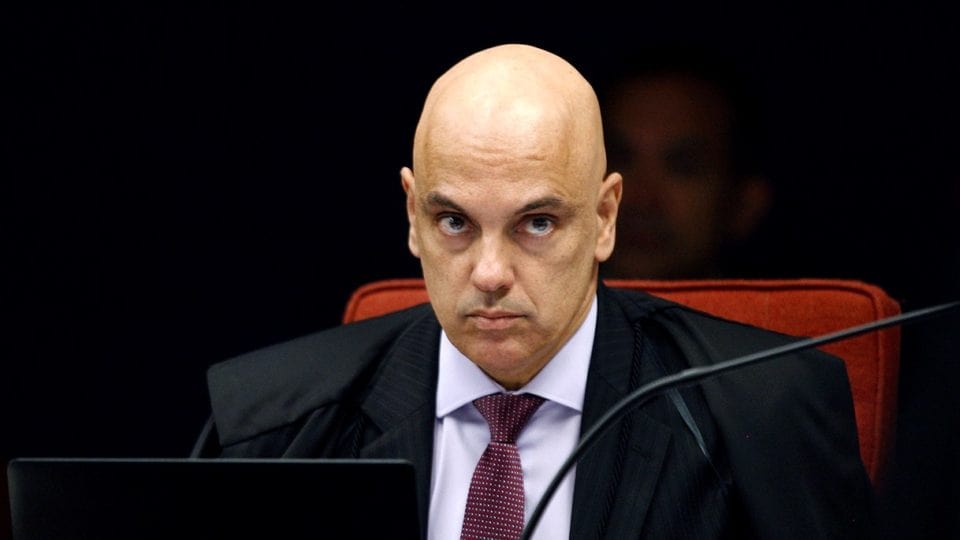 Alexandre de Moraes suspende reintegração