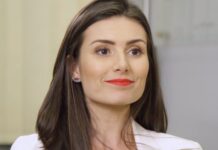 Nathalia Arcuri que afirmou que “Elon Musk é péssimo em tudo que faz”. Dias depois demite cerca de 50% da equipe Nathalia Arcuri que afirmou que "Elon Musk é péssimo