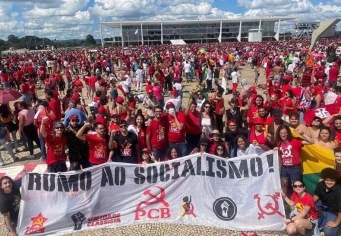 população Lula assina decreto contra comunistas