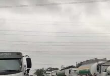 Caminhoneiros parados no Vale do Paraíba sem data para acabar Caminhoneiros parados no Vale do Paraíba sem