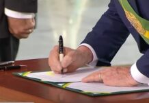 Lula assina decreto que altera concursos públicos e cria órgãos Mais mentiras de Lula. Caneta da posse