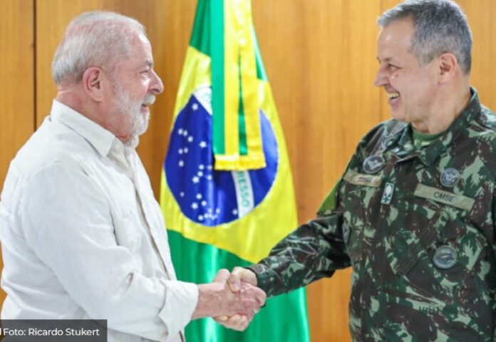 Comandante do Exército no governo Lula já recebeu