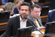 Influenciadora expõe esquema de desinformação sobre Bolsonaro pautado por Janones