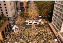 Avenida Paulista atrai milhares de brasileiros em manifestação pelo impeachment de Moraes