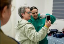 Reféns israelenses se emocionam em encontro com família, após acordo entre terroristas do Hamas e Israel