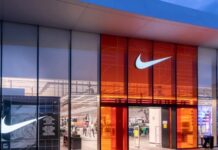Tim Cook dá presente de Natal à Nike e sinaliza apoio à recuperação da empresa