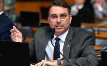 Flávio Bolsonaro sem a máquina pública está empatado com Lula em eventual 2° turno, mostra pesquisa