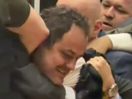 Glauber Braga cria tumulto e quebra quebra na Câmara dos Deputados e é retirado por policiais