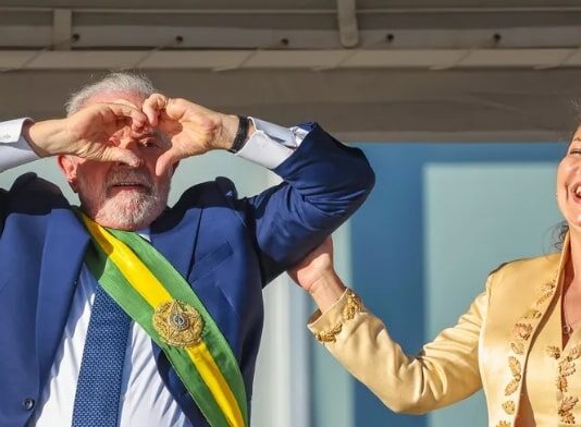 Governo Lula amplia em 30% gastos com revistas: salto para R$ 10,3 mi em ano eleitoral levanta debate ético Infográfico comparativo de gastos publicitários em revistas Governos Lula (R$ 10,3 mi) e Bolsonaro (R$ 7,2 mi).