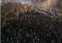 Protestos no Irã em mais de 31 cidades e a ditadura continua fazendo vítimas fatais. Musk libera internet para romper a censura