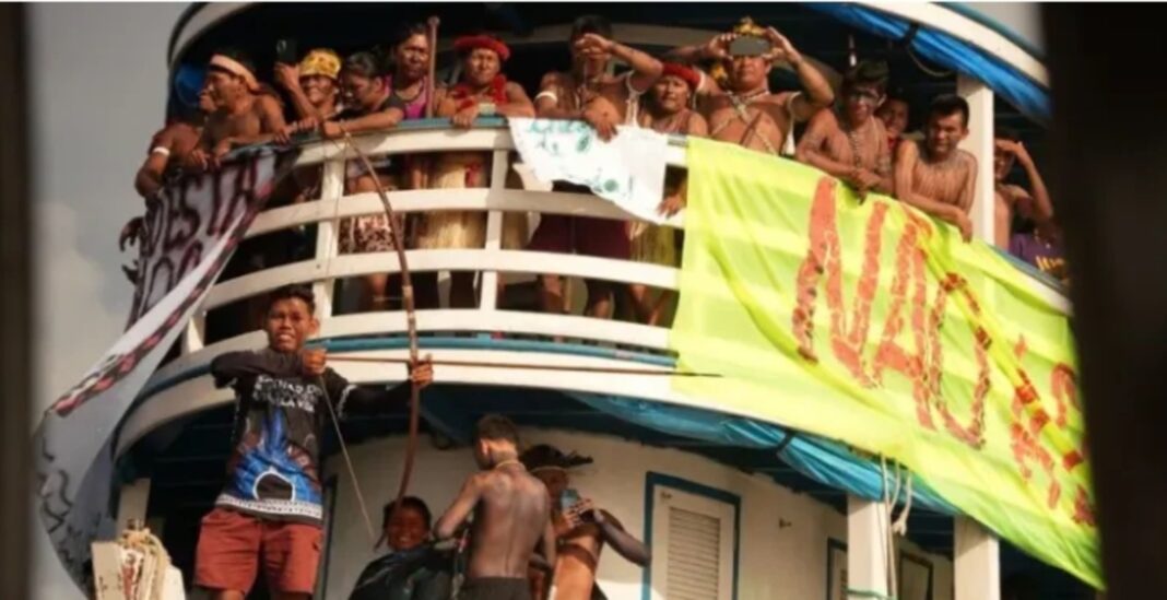 ocupação do terminal portuário da multinacional Cargill em Santarém (PA) por grupos indígenas, que tomaram o espaço na madrugada de sábado, 21 de fevereiro de 2026, interrompendo totalmente as operações logistico-portuárias na região