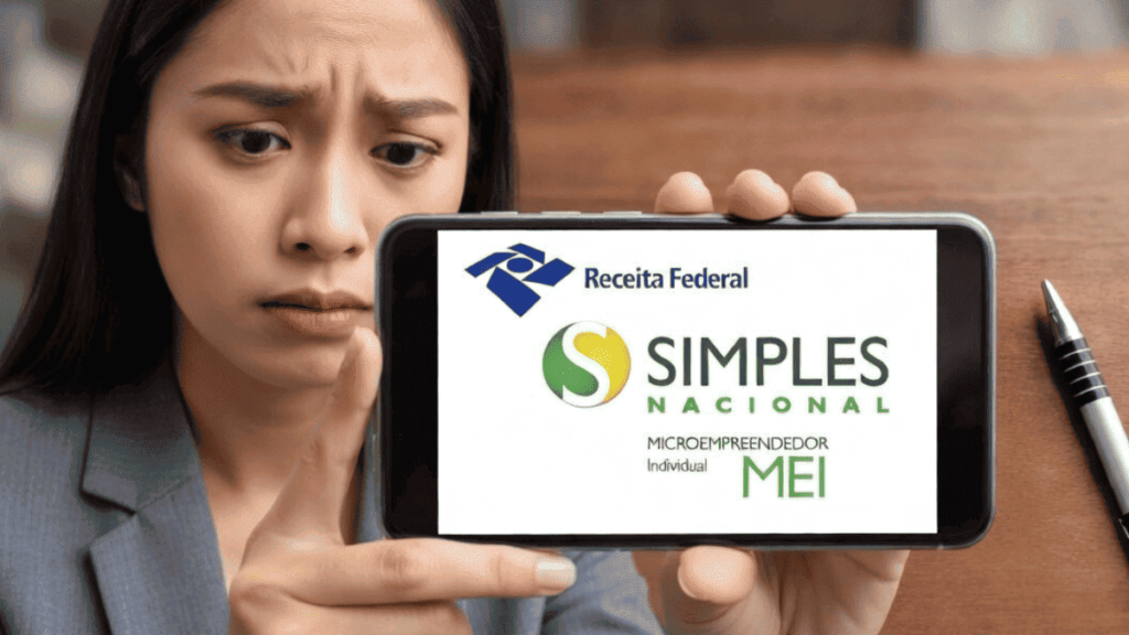 Mulher preocupada olhando o celular e vendo sobre o MEI e o Simples Nacional