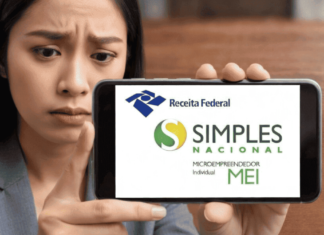 Mulher preocupada olhando o celular e vendo sobre o MEI e o Simples Nacional