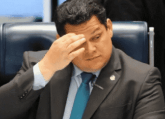 davi alcolumbre é senador e presidente do Senado e Congresso