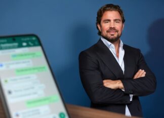 banco master, VORCARO e celular com documento do tcu e mensagem